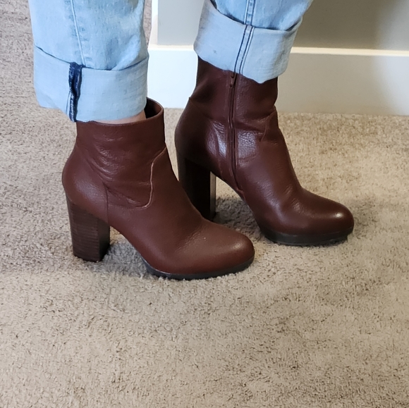 Le Chateau Leather Boots - Picture 5 of 8